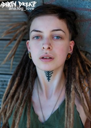 Худенькие лесбиянки Скарлетт Сейдж Иден Син занимаются анальным сексом со страпоном