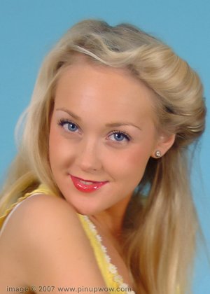 Голубоглазая горячая блондинка Лора сосет член в групповом сексе на тропическом пляже