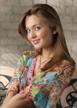 Сексуальная блондинка раздевается на садовой скамейке, чтобы выставить напоказ горячую подстриженную киску