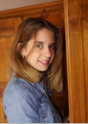 Миниатюрная подросток Селена носит свои волосы наверх, играя со своей жопой и влагалищем