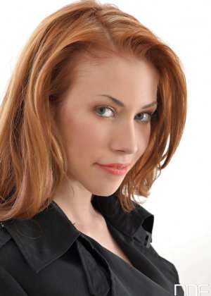 Сексуальная рыжая Камила соблазняет своего спящего мужчину в корсете и трусиках с оборками