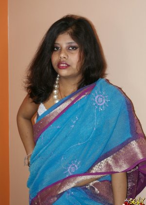 Индийская красотка с большими сиськами Прия Анджели Рай показывает свою пизду в школе