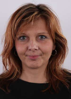 Женщина с избыточным весом приправляет свою несуществующую сексуальную жизнь, становясь обнаженной моделью