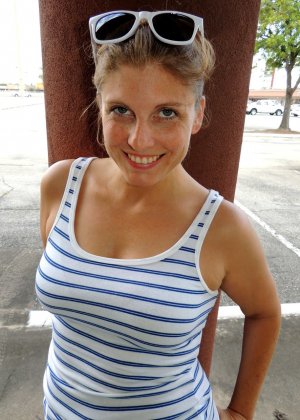 Симпатичная девушка Паола обнажает свою киску на общественной скамейке в платье и кроссовках