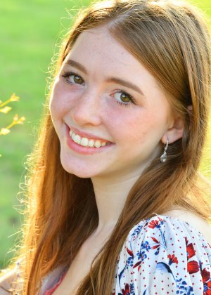 Любительская модель Майра раздевается до туфель на высоких каблуках на общественной стоянке