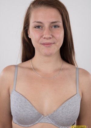 18-летняя новичок стоит голая после того, как с нее снимают платье и нижнее белье