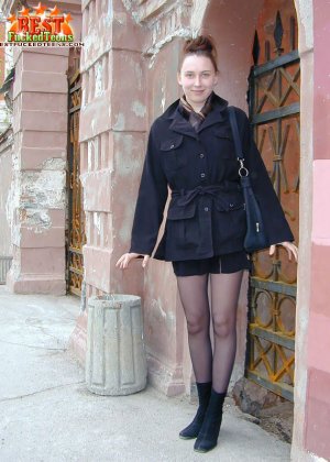 Симпатичная брюнетка сверкает своими красивыми сиськами, раздевается, чтобы раздвинуть свою горячую задницу на публике