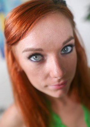 Миниатюрная рыжая раздевается догола, прежде чем получить полный рот спермы после минета