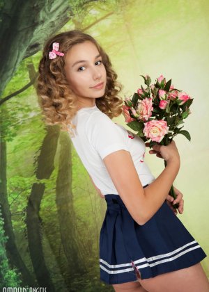 Великолепная школьница-любительница Абриана показывает свое чудесное загорелое тело