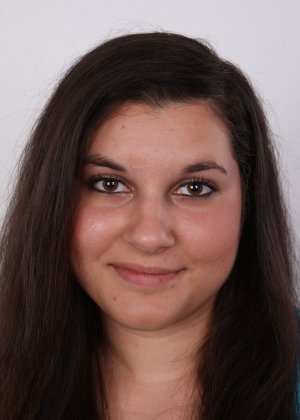 Девушка с фиолетовыми волосами в обтягивающих джинсах выставляет напоказ свою жирную задницу голой на коленях