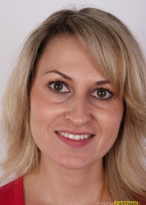 Блондинка-любительница Сандра поворачивается в сторону, полностью раздеваясь