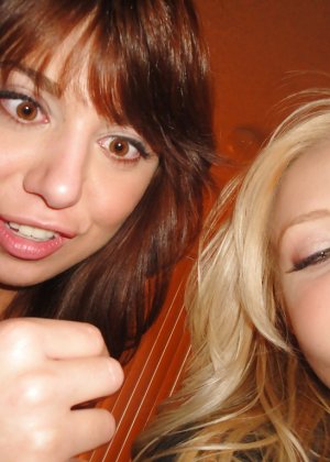 Молодые красотки Алисса и Мила устраивают жесткую оргию втроем