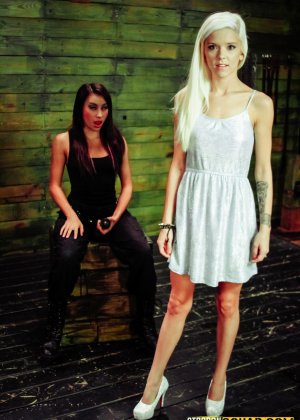 Черные лесбиянки Белла Долл и Лейтон Бентон присоединяются к подружкам для лесбийской оргии