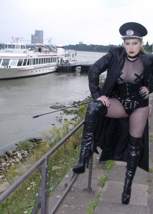 Сольная модель Avengelique позирует в фетиш-одежде рядом с водным путем