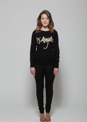 Любительская блондинка Софи Райан демонстрирует бритую киску с лучших сторон