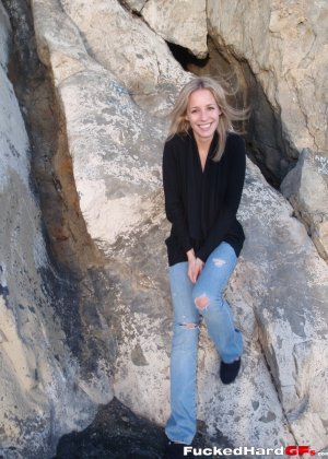 Великолепная подружка стягивает штаны на открытом воздухе, чтобы устроить сексуальное шоу