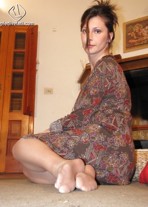 18-летняя девушка Джун вставляет двойной фаллоимитатор в свое влагалище