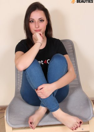 Девушка-подросток с черными как смоль волосами раздевается догола и готовит свою киску к мастурбации