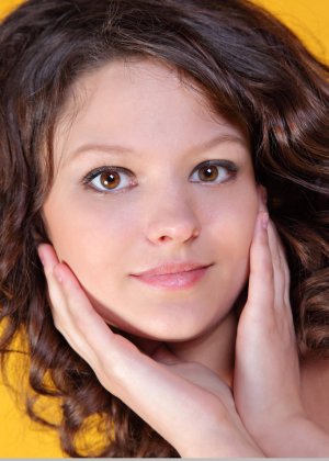 Очаровательная молоденькая модель Ники А полностью обнажена во время гламурной съемки