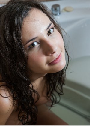 Татуированная шлюха Кэти Роулз показывает свою горячую задницу, одеваясь после душа