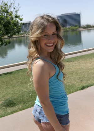 Босоногая подросток Лана Брокс раздевается на столе, прежде чем дрочить свою лысую киску