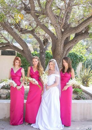 Девушки-лесбиянки в униформе подружек невесты демонстрируют горячую задницу в обнаженной юбке в парке