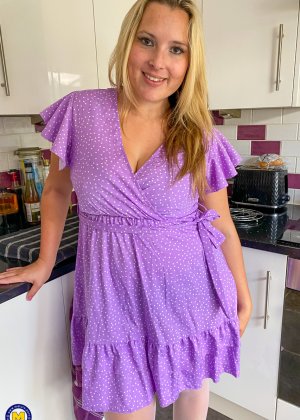 Пожилая блондинка мастурбирует секс-игрушкой после того, как обнажилась в саду